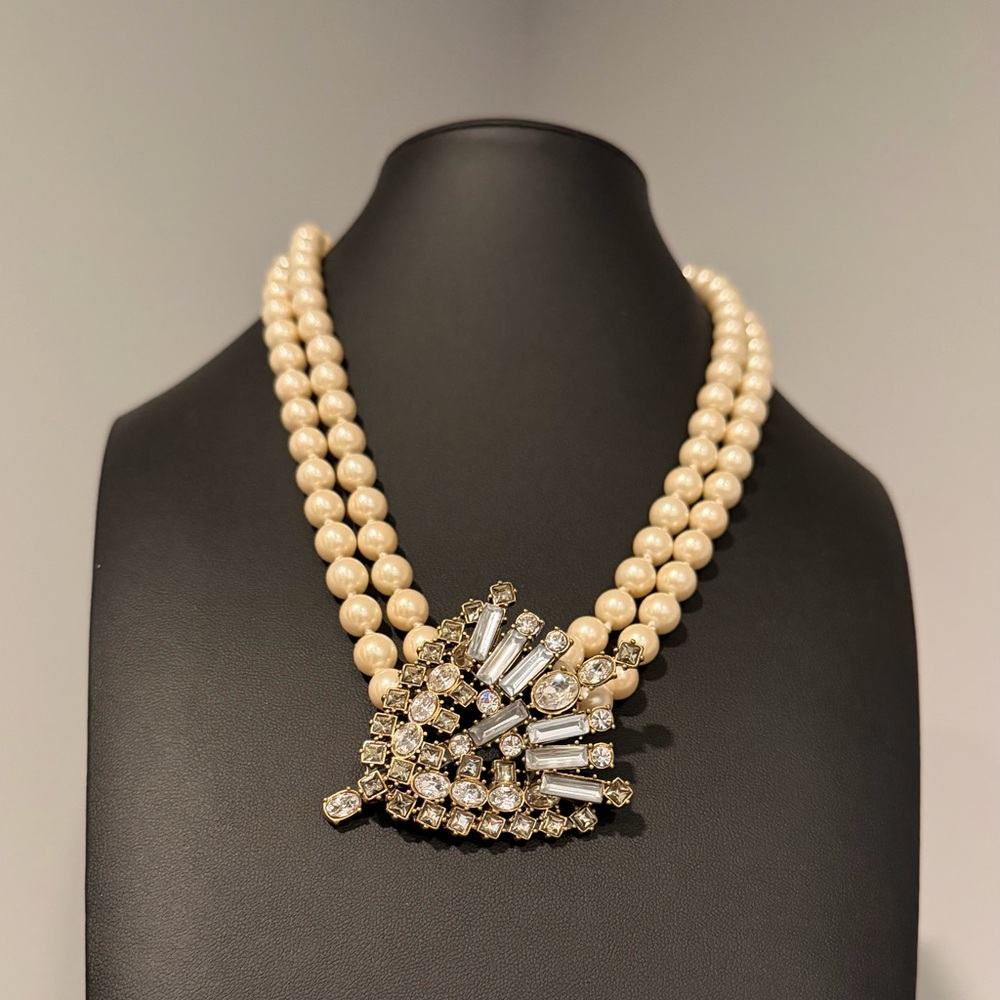 Elegant Pearl Necklace with Crystal Pendant